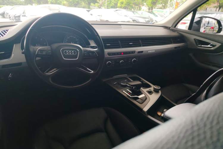 Used Audi Q7 2015 35 TFSI Ambition Edition Center Console