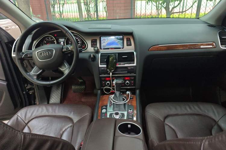 Used Audi Q7 2015 35 TFSI Ambition Edition Center Console