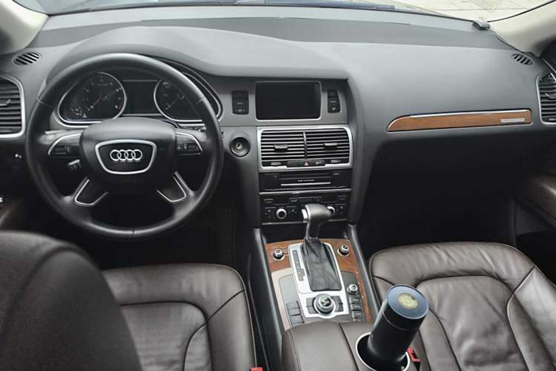 Used Audi Q7  Center Console