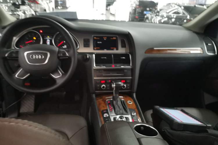 Used Audi Q7 2015 35 TFSI Ambition Edition Center Console