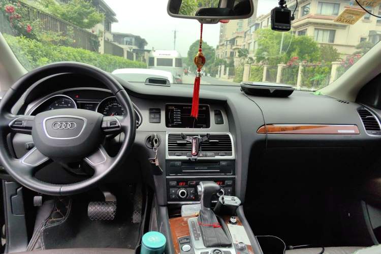Used Audi Q7 2015 35 TFSI Sport Edition Center Console
