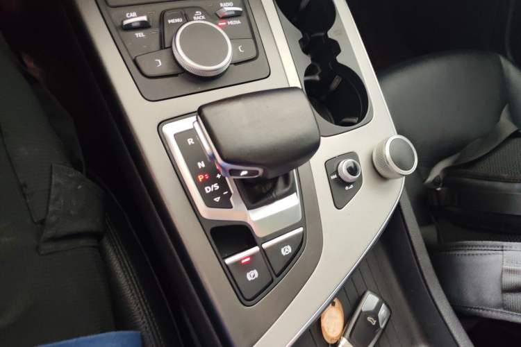 Used Audi Q7 2015 35 TFSI Ambition Edition Gear Lever