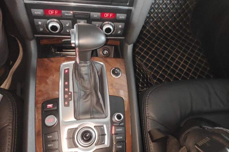 Used Audi Q7 2015 35 TFSI Ambition Edition Gear Lever