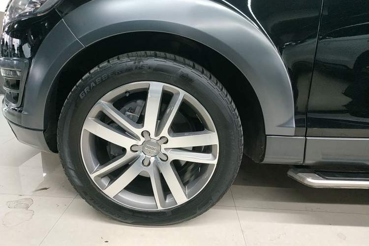Used Audi Q7 2015 40 TFSI Collector's Edition Left Front Wheel Hub