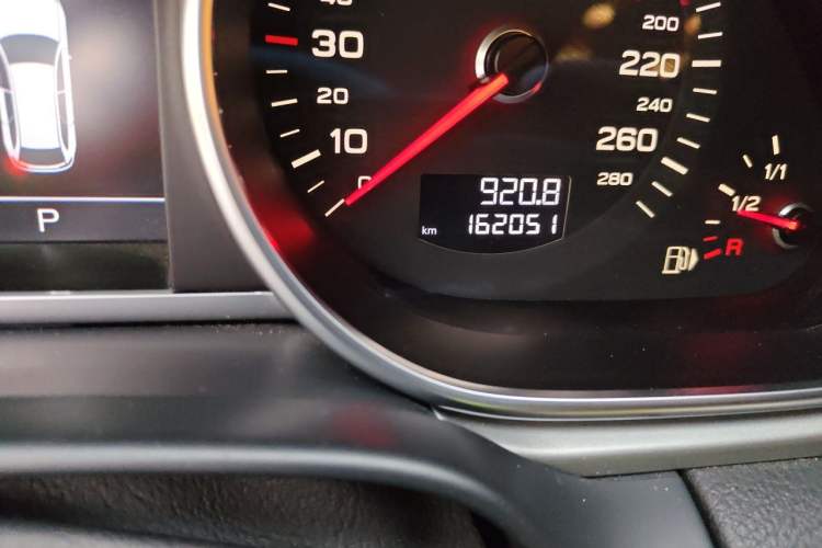 Used Audi Q7 2015 35 TFSI Ambition Edition Odometer Close Up