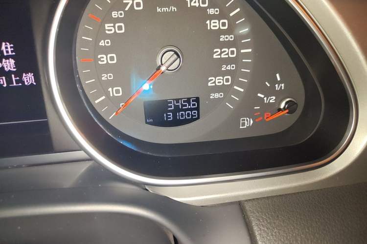Used Audi Q7 2015 35 TFSI Ambition Edition Odometer Close Up
