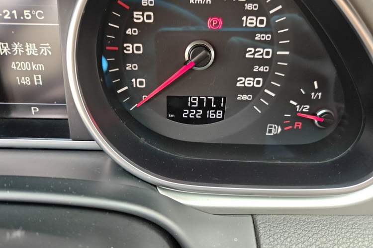 Used Audi Q7 2015 35 TFSI Sport Edition Odometer Close Up