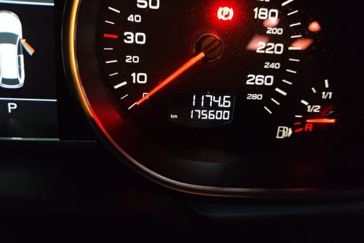 Used Audi Q7 2015 35 TFSI Ambition Edition Odometer Close Up