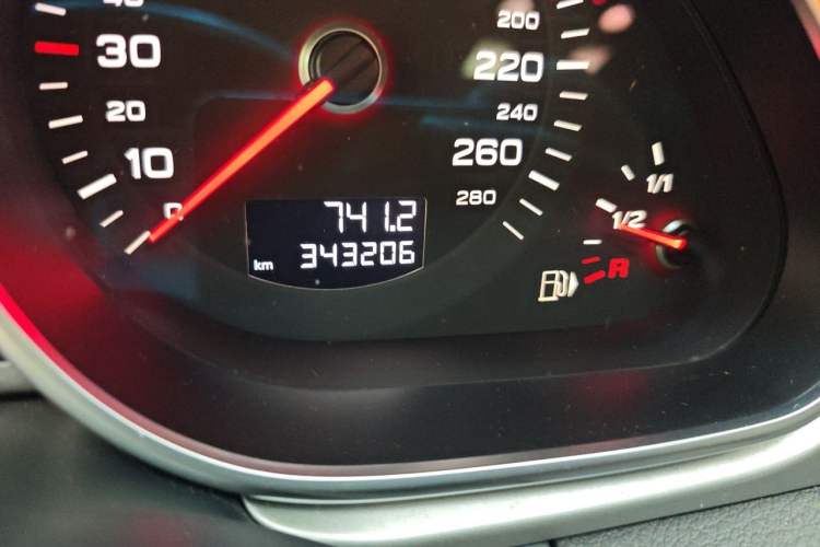 Used Audi Q7 2015 35 TFSI Ambition Edition Odometer Close Up