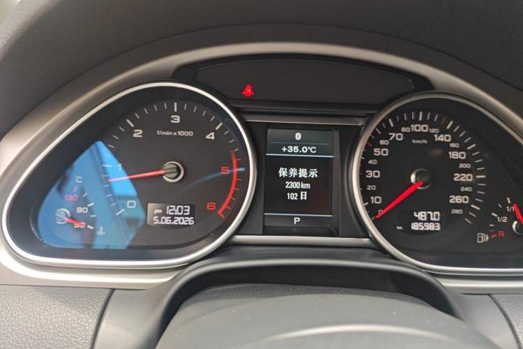 Used Audi Q7 2015 35 TDI Excellence Edition Odometer Close Up