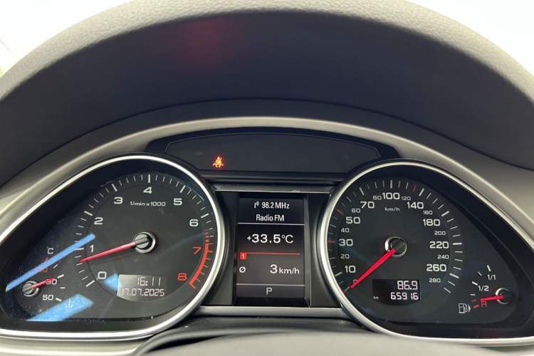 Used Audi Q7 2015 35 TFSI Ambition Edition Odometer Close Up