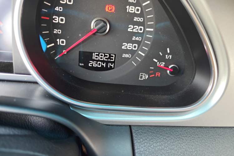 Used Audi Q7 2015 35 TFSI Ambition Edition Odometer Close Up