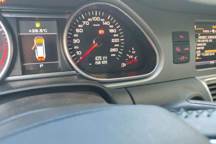 Used Audi Q7 2015 35 TFSI Sport Edition Odometer Close Up