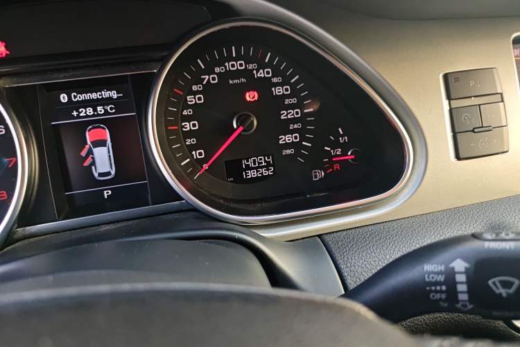 Used Audi Q7 2015 35 TFSI Ambition Edition Odometer Close Up