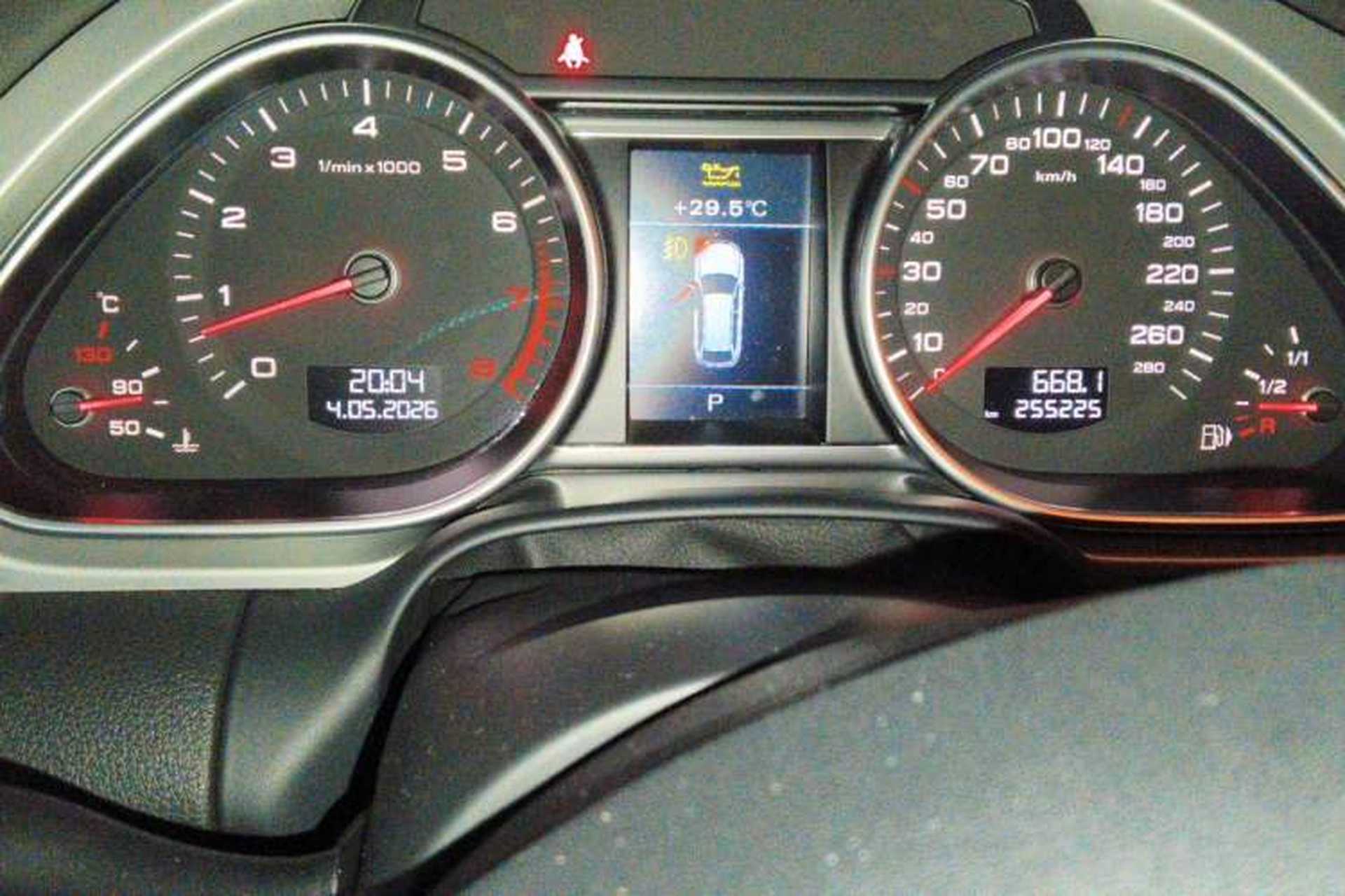Used Audi Q7 2015 35 TFSI Ambition Edition Odometer Close Up