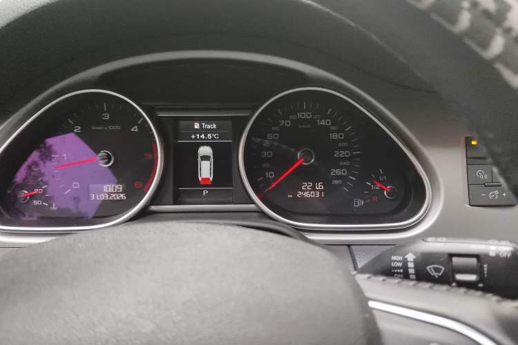 Used Audi Q7 2015 35 TDI Excellence Edition Odometer Close Up