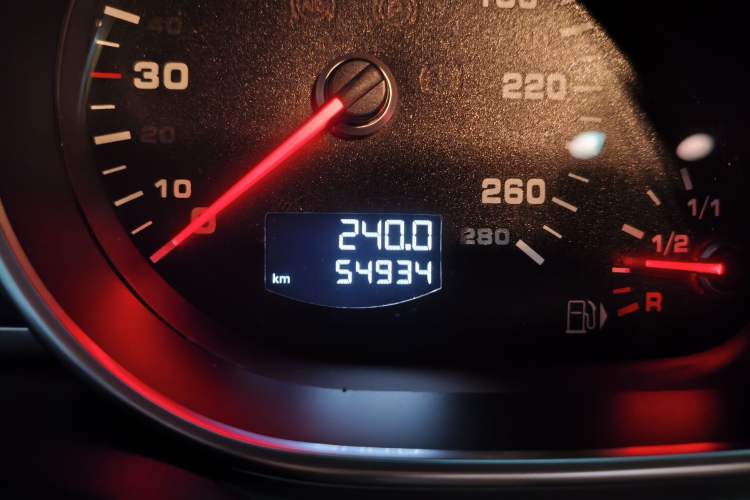 Used Audi Q7 2015 35 TFSI Ambition Edition Odometer Close Up
