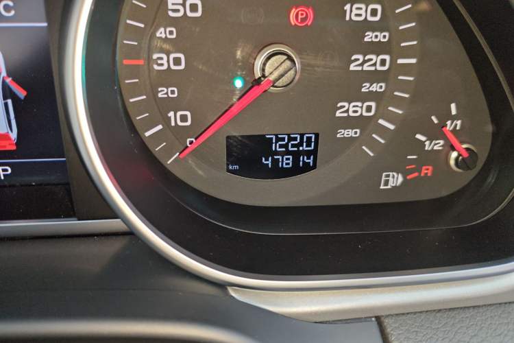 Used Audi Q7 2015 35 TFSI Ambition Edition Odometer Close Up
