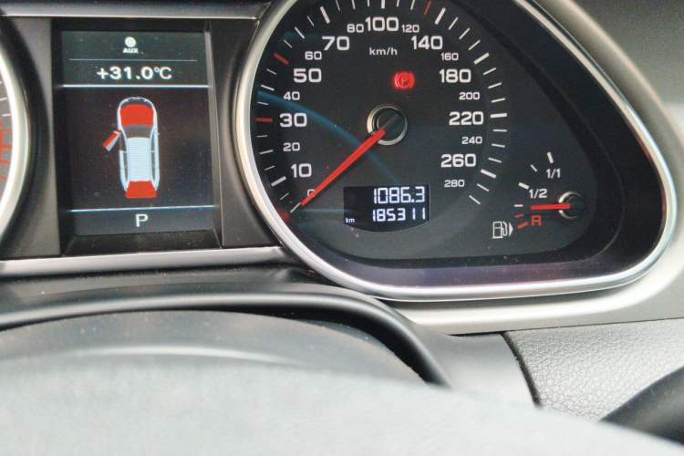 Used Audi Q7 2015 35 TFSI Ambition Edition Odometer Close Up