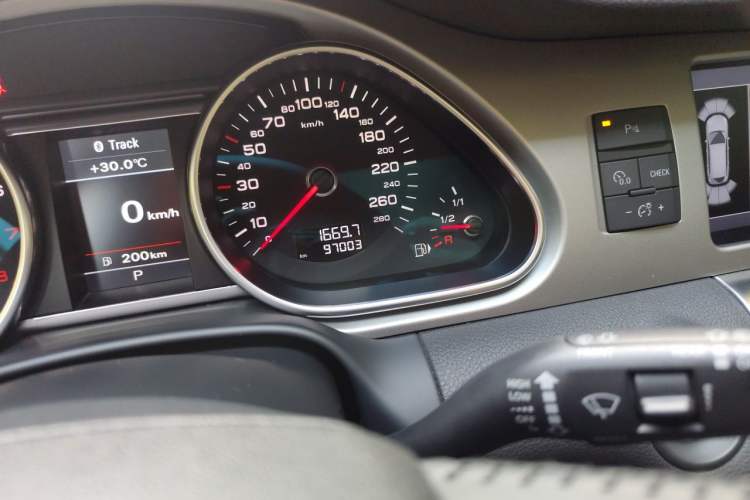 Used Audi Q7 2015 35 TFSI Ambition Edition Odometer Close Up