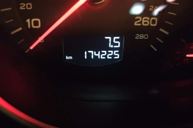 Used Audi Q7 2015 35 TFSI Ambition Edition Odometer Close Up