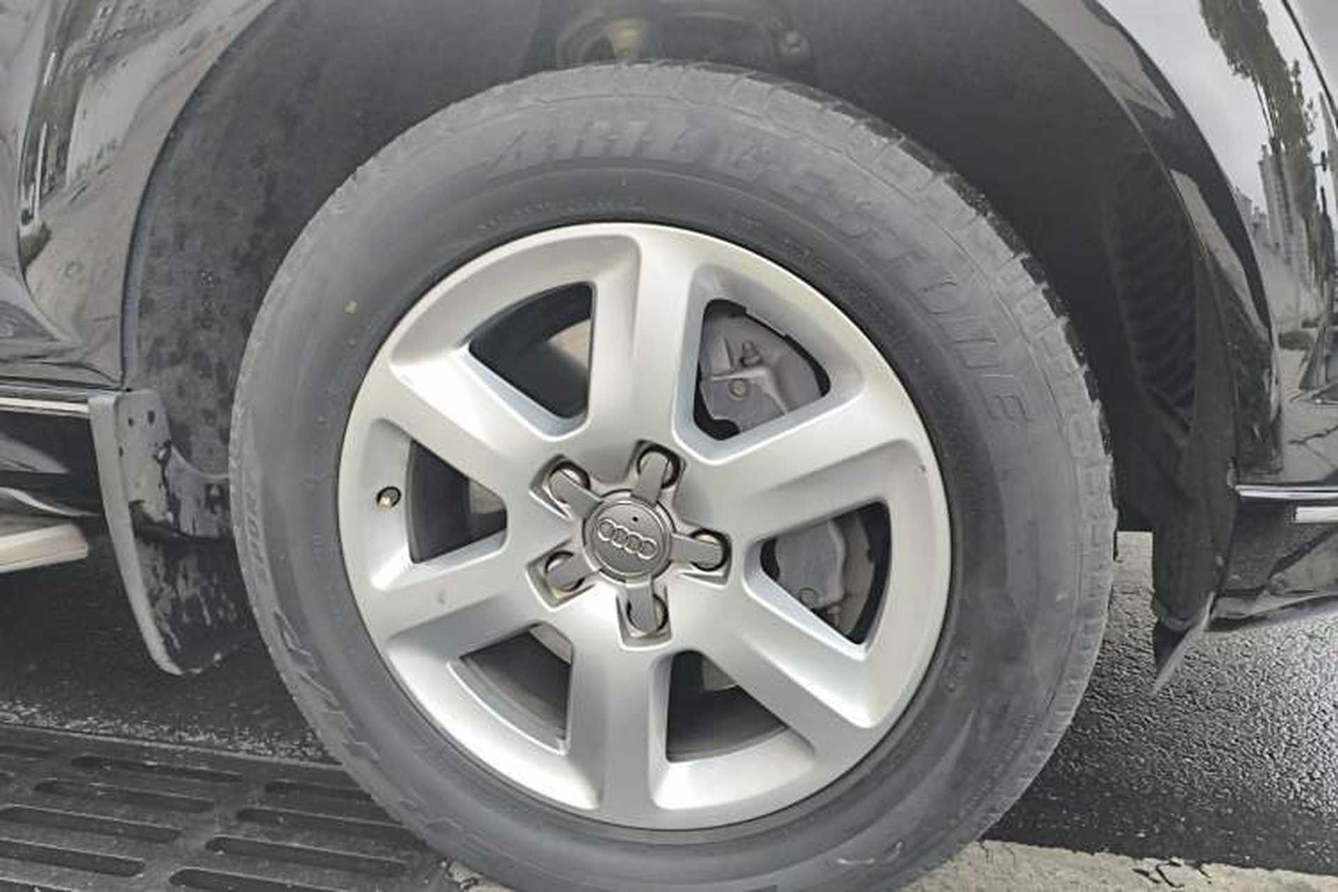 Used Audi Q7  Right Front Wheel Hub