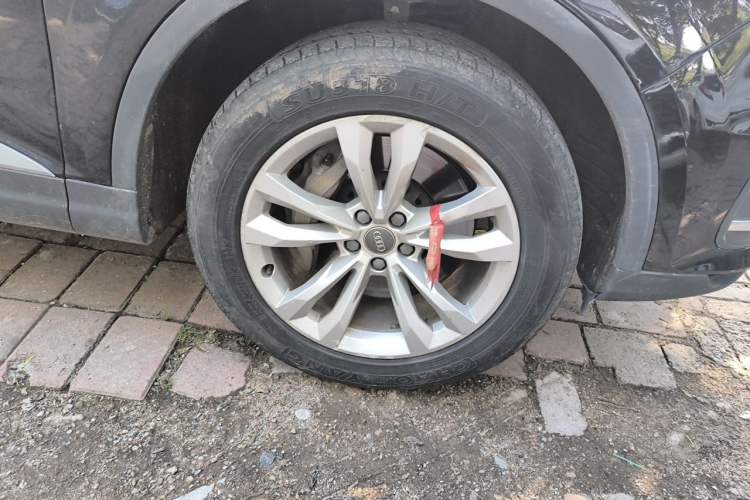 Used Audi Q7  Right Front Wheel Hub