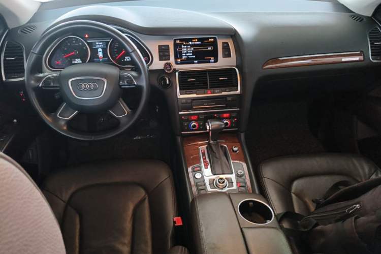 Used Audi Q7 2015 35 TFSI Ambition Edition Center Console