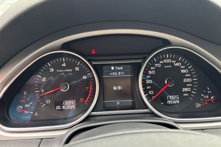 Used Audi Q7 2015 35 TFSI Sport Edition Odometer Close Up