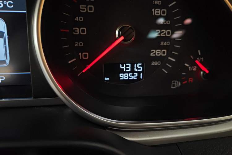 Used Audi Q7 2015 35 TFSI Ambition Edition Odometer Close Up