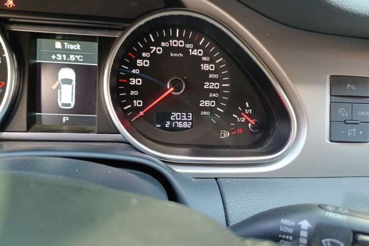 Used Audi Q7 2015 35 TFSI Ambition Edition Odometer Close Up
