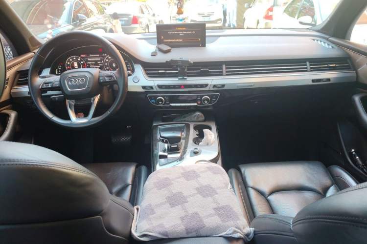 Used Audi Q7  Center Console