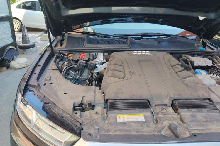 Used Audi Q7  Engine Bay Right