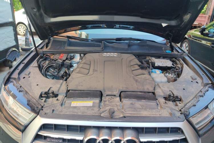 Used Audi Q7  Engine Bay