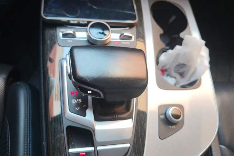 Used Audi Q7  Gear Lever