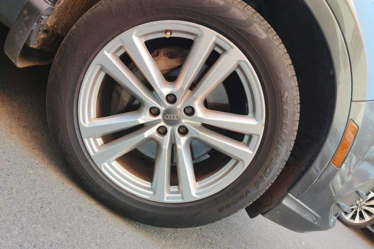 Used Audi Q7  Right Front Wheel Hub