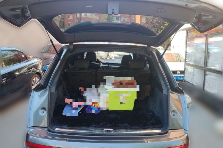 Used Audi Q7  Trunk