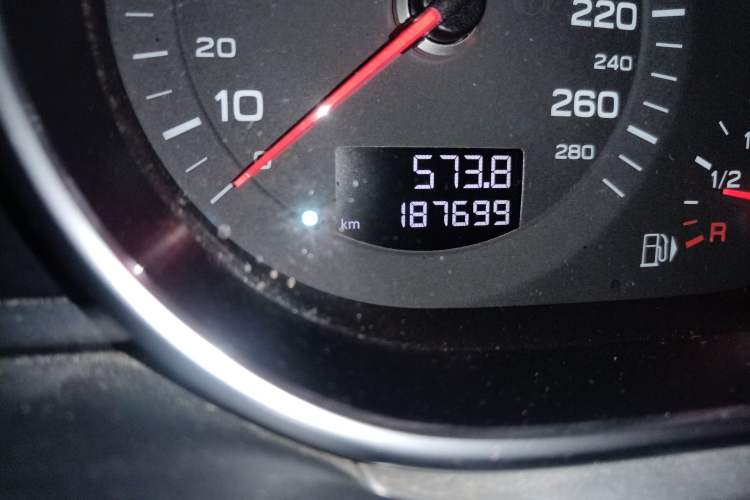 Used Audi Q7 2015 35 TFSI Sport Edition Odometer Close Up