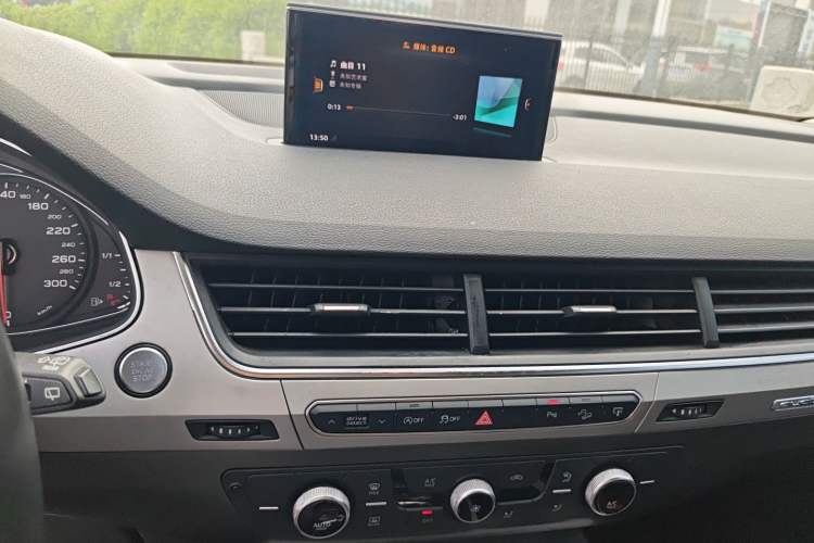 Used Audi Q7 2016 40 TFSI Comfort Model Audio And AC Panel