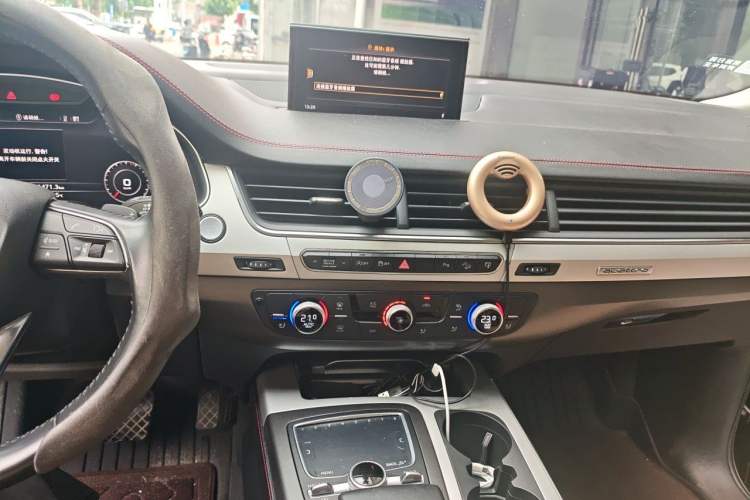 Used Audi Q7 2016 45 TFSI Technology Edition Audio And AC Panel