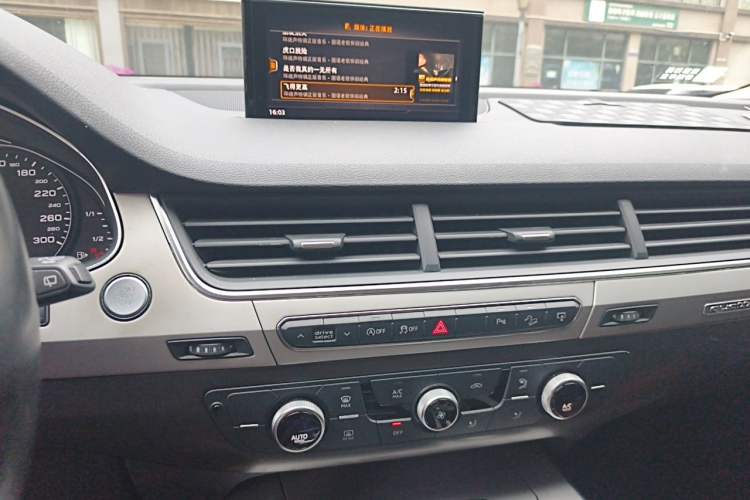 Used Audi Q7 2016 40 TFSI Comfort Model Audio And AC Panel