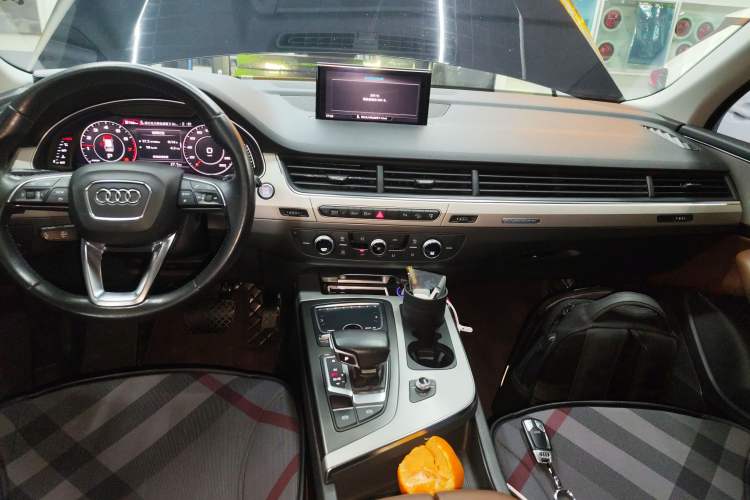 Used Audi Q7 2016 45 TFSI Technology Edition Audio And AC Panel