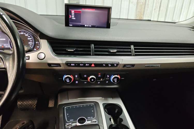 Used Audi Q7 2016 40 TFSI Comfort Model Audio And AC Panel
