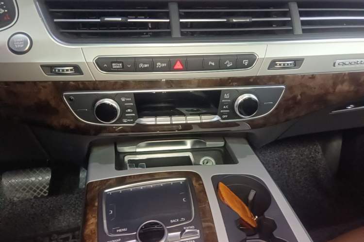 Used Audi Q7 2016 45 TFSI S line Sport Edition Audio And AC Panel
