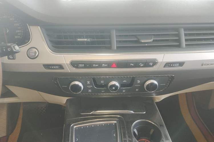 Used Audi Q7 2016 40 TFSI Comfort Model Audio And AC Panel