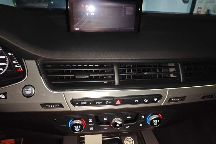 Used Audi Q7 2016 40 TFSI Comfort Model Audio And AC Panel