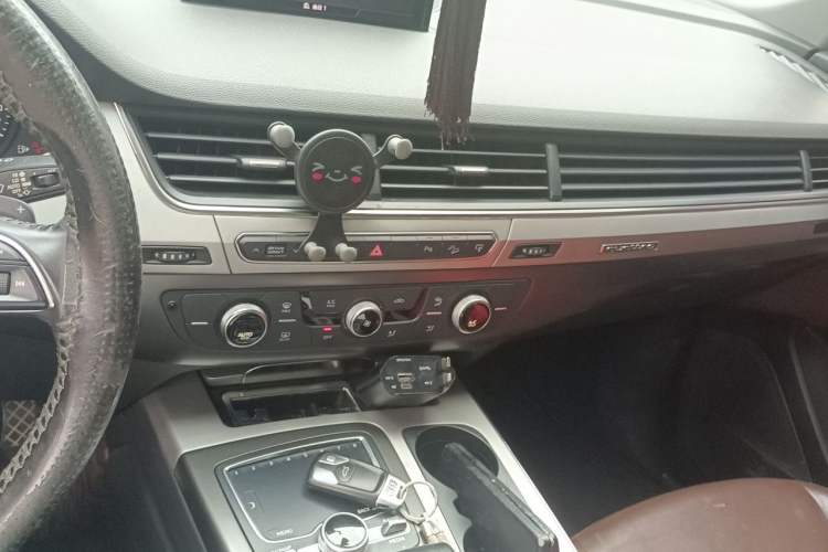 Used Audi Q7 2016 40 TFSI Comfort Model Audio And AC Panel