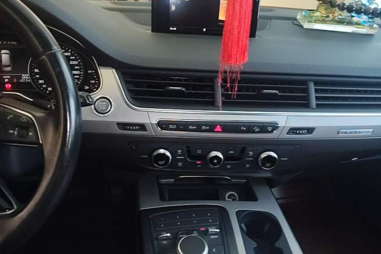 Used Audi Q7 2016 40 TFSI U.S. Specification Audio And AC Panel