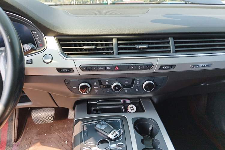 Used Audi Q7 2016 40 TFSI Comfort Model Audio And AC Panel
