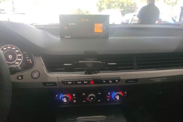 Used Audi Q7 2016 45 TFSI Technology Edition Audio And AC Panel